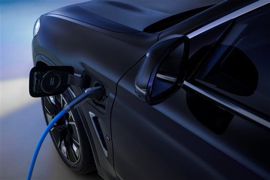 C:\Users\Administrator\Desktop\01.新BMW iX3\产品空境图\外观\BMW G08 Limbo - Limbo -iX3 M Sport - 碳黑色 前充电插口_充电_0816v1.jpg